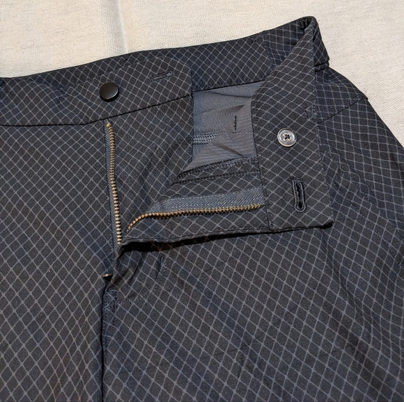 Printed Lululemon Shorts men's 30 - Picture 5 of 10